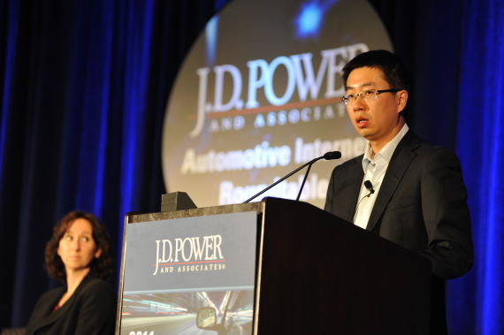 视频,但是除了演讲者的声音还有观众的咳嗽声